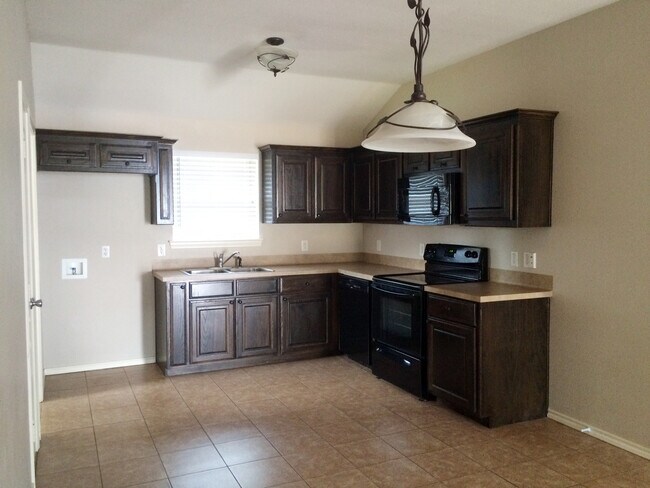 Building Photo - COMING SOON! 3 Bedroom Duplex for Rent in ...