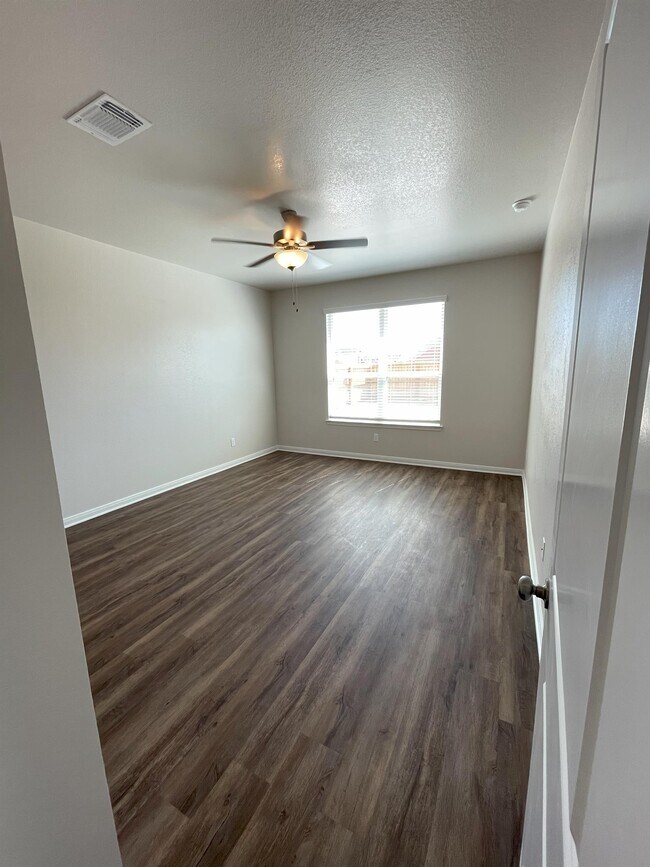 Building Photo - 1402 W Avenue H