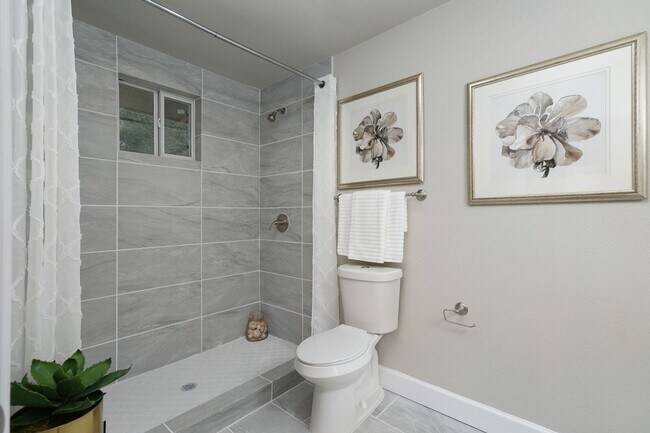 Building Photo - 3 bedroom 2 bath less than a mile from Fort Sam AFB!