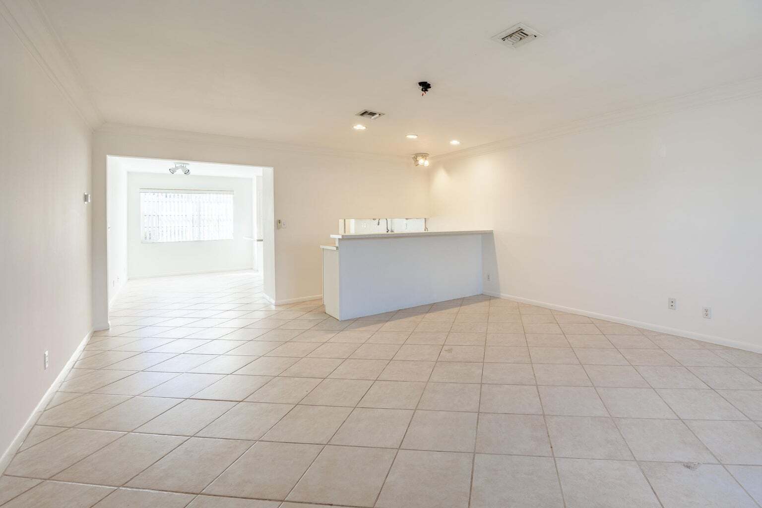 Building Photo - 527 W Jasmine Dr