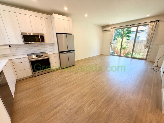 Building Photo - Newer 2-Bedroom, 1.5-Bathroom Townhome for Rent in SE Portland with Private Patio in Walkable Loc...