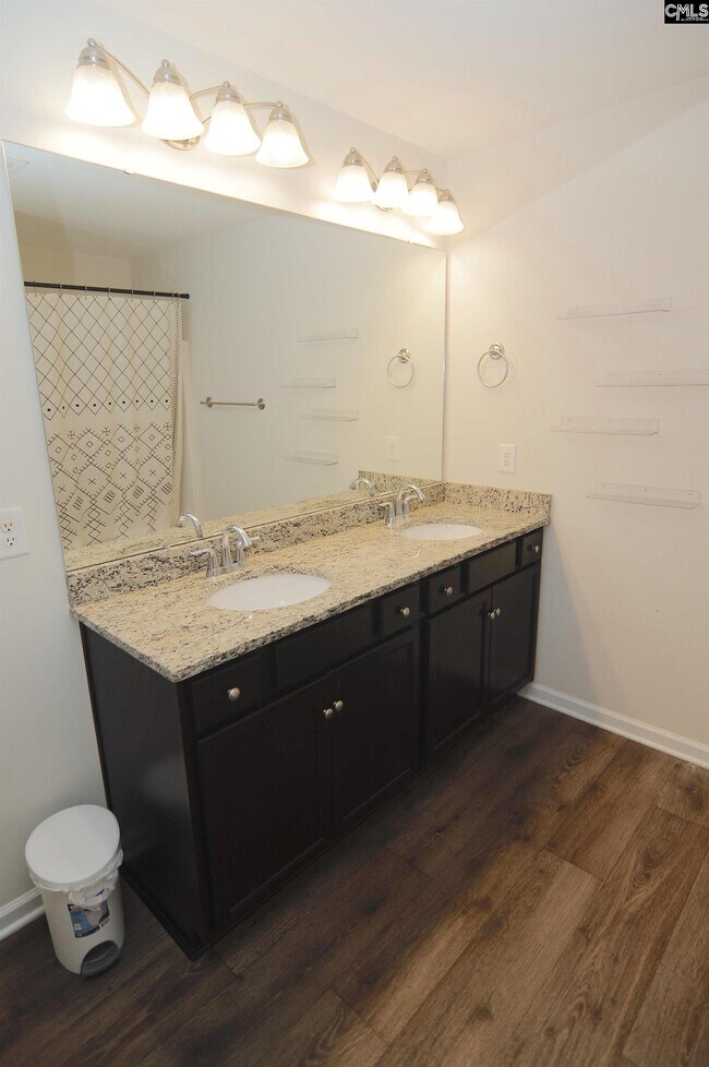 Building Photo - 194 Bonhomme Cir