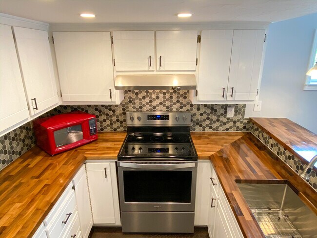 Kitchen - 237 Shepard Way NW