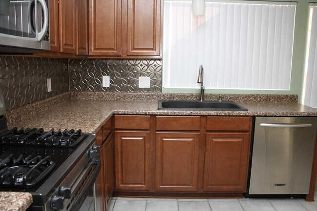 Building Photo - Fabulous 3 bedroom 2 bathroom Big Back Yard