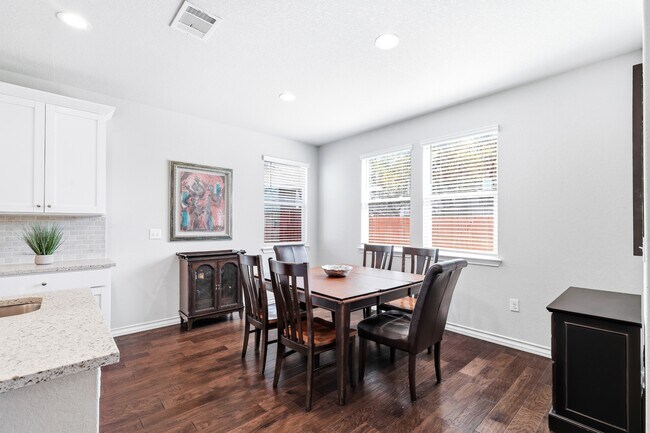 Building Photo - 5602 Chestnut Xing