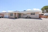 Building Photo - 4 Bedroom/2 Bath with large living space
