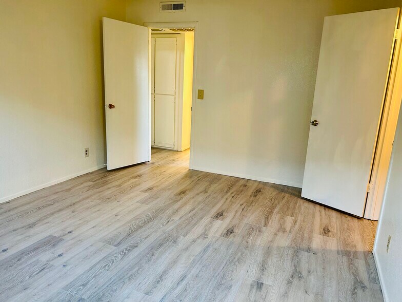 Building Photo - 2930 Lerwick Rd