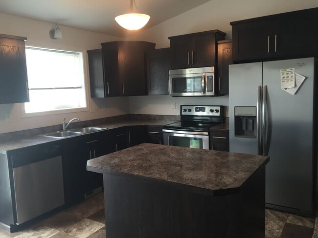 Building Photo - 3 Bed 2 Bath Twin home