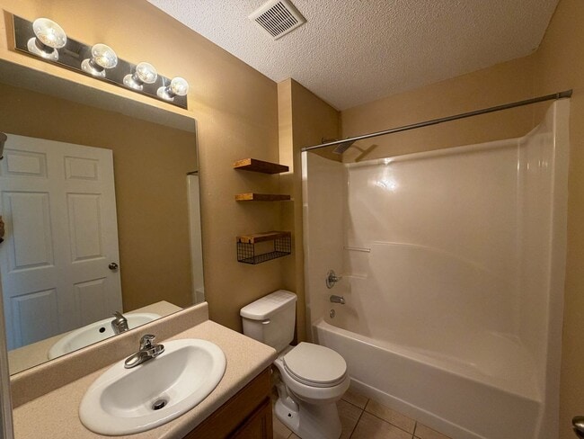 Building Photo - 3/2 Move-in Ready