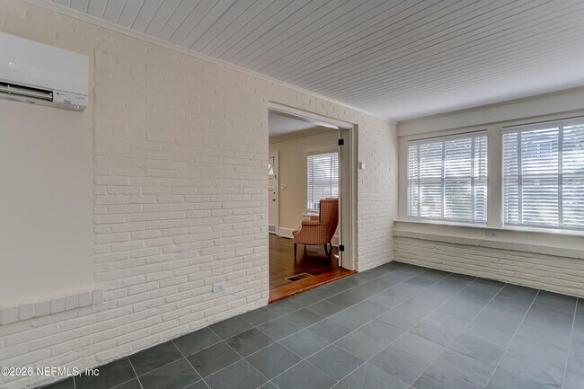 Building Photo - 3684 Pine St