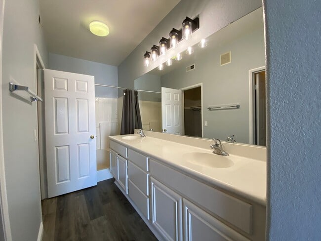Building Photo - Beautiful Townhome in the Cascada Communit...