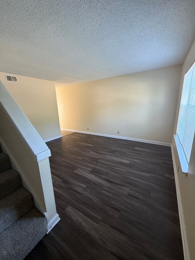 Building Photo - Affordable Townhome - New Rent!!
