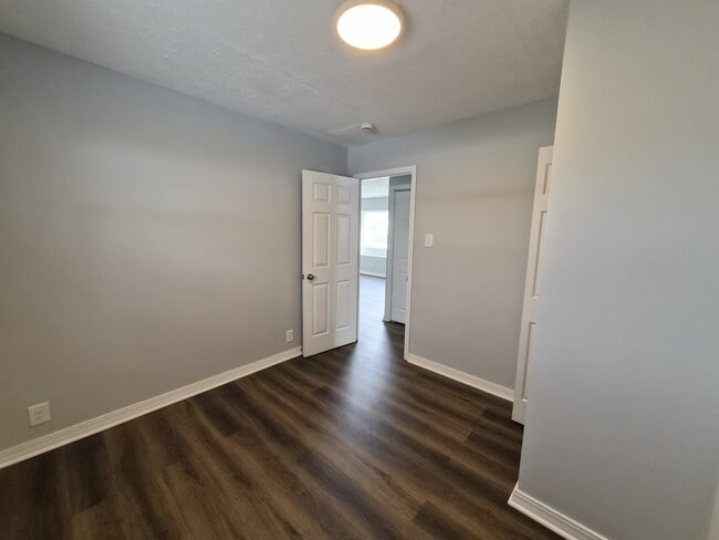 Building Photo - 484 Carol Dr