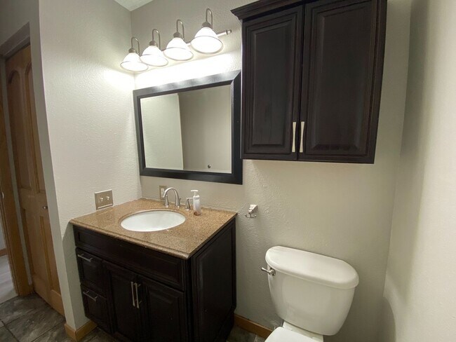 Building Photo - 4 Bedroom Townhome by Moorhead High School!