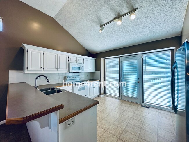 Building Photo - Four Bedroom Olathe Home in a Quiet Neighb...