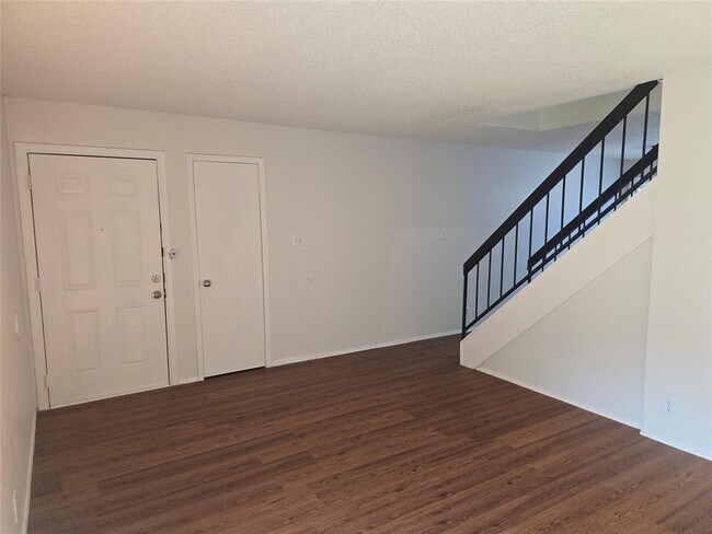 Building Photo - 7108 Creekside Dr