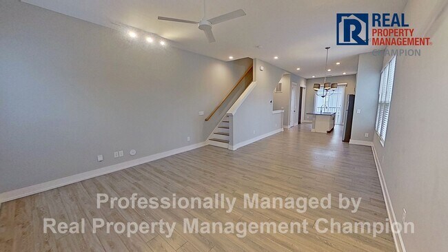 Building Photo - Bright & Open End Unit Townhome