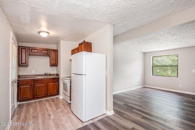 Building Photo - 4523 Trenton Dr S