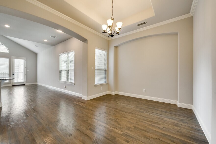 Building Photo - 923 Whitehall Dr