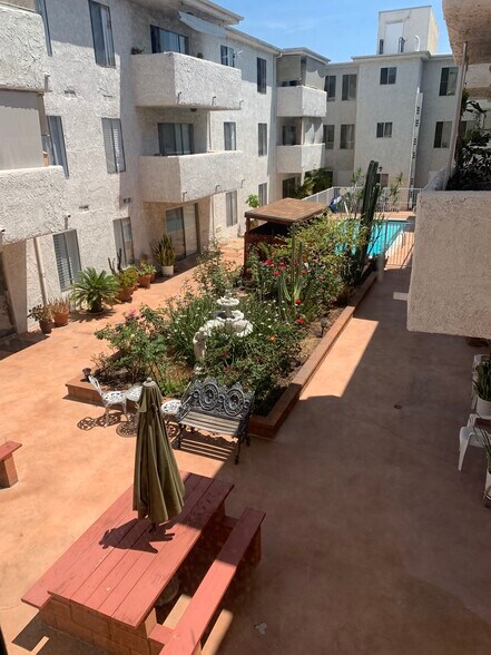 Courtyard - 1422 Rock Glen Ave