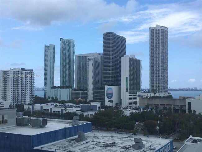 Building Photo - 1600 NE 1st Ct