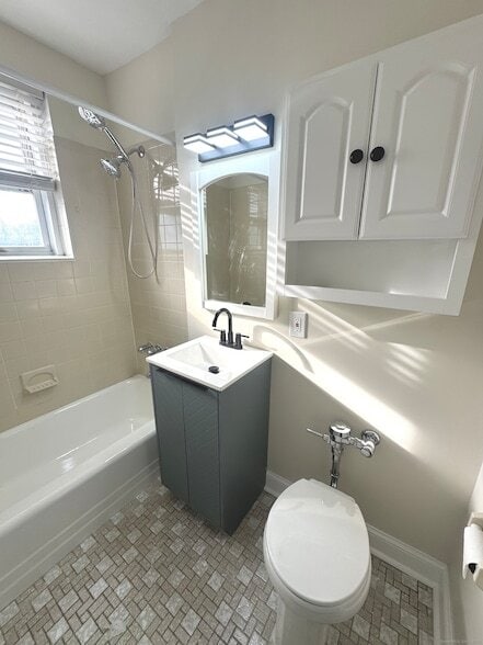 Building Photo - 45 Maple St