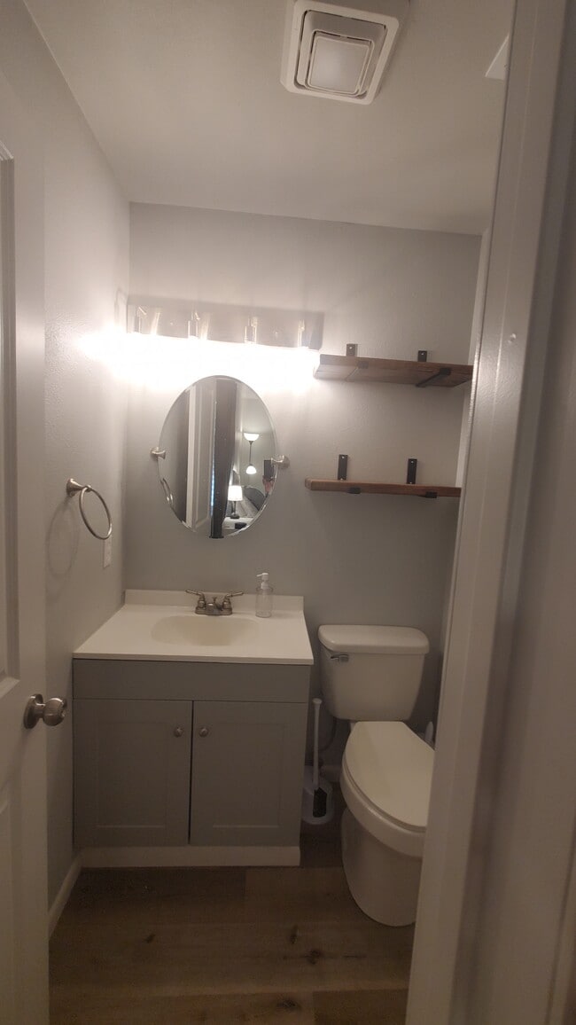 Building Photo - 504 S Cedar Pl