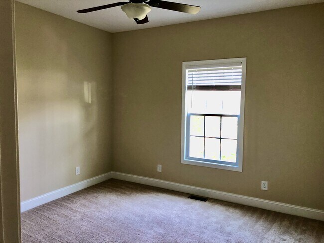 Building Photo - " 3-Bed  2 bath Oasis with Granite Elegance & Gleaming Hardwood in Cookeville!"