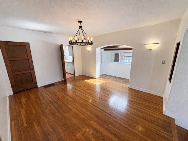 Building Photo - 352 Glen Ellen Dr