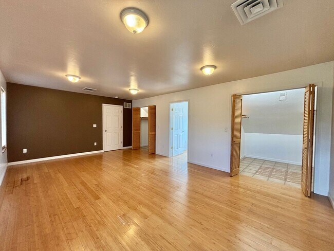 Building Photo - Great 3br/2.5ba, with a bonus space.