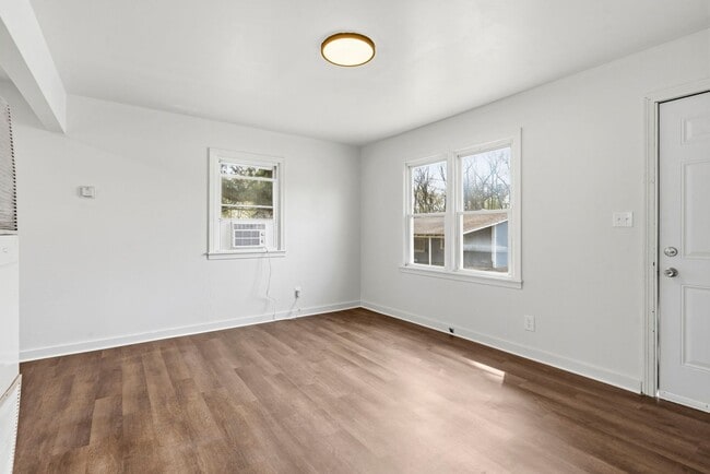 Building Photo - 1 Bedroom | 1 Bathroom | House with Carport | Located on a Quiet Street| Lawn Care and Trash Incl...