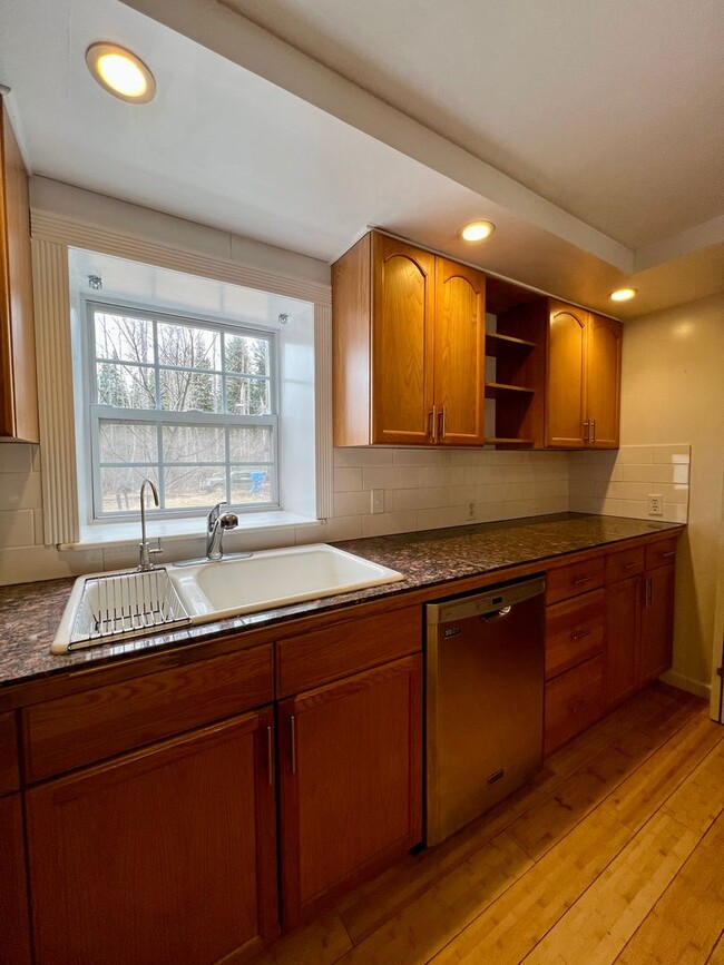 Building Photo - Charming 3-Bedroom Home in Fairbanks / Pet...
