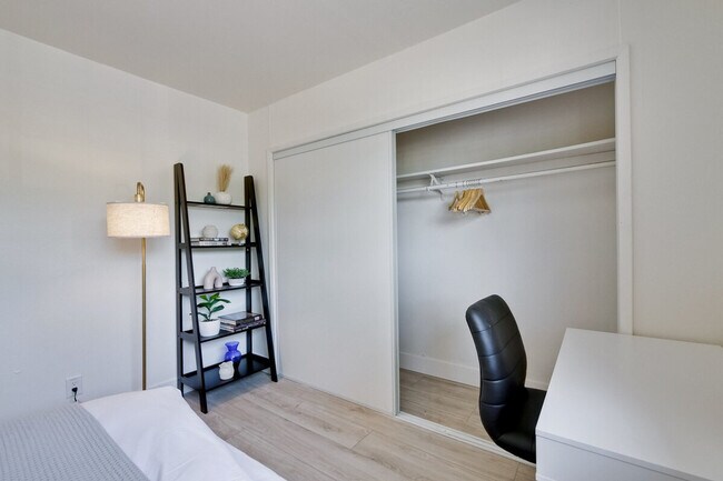 Building Photo - 4000 Rhoda Dr