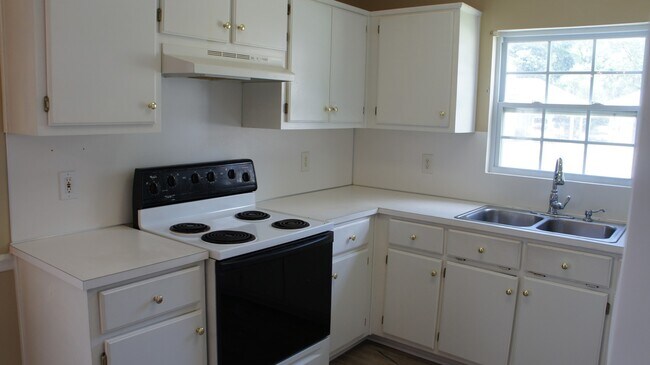 Building Photo - A Great Starter Home for rent Just For YOU!