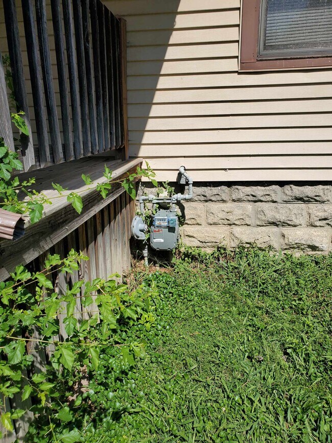 Building Photo - 1238 E Riverside Ave