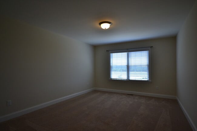 Building Photo - Luxury Paired Home