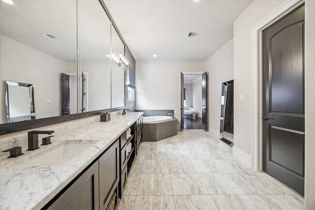 Building Photo - 618 Pink Azalea Trail