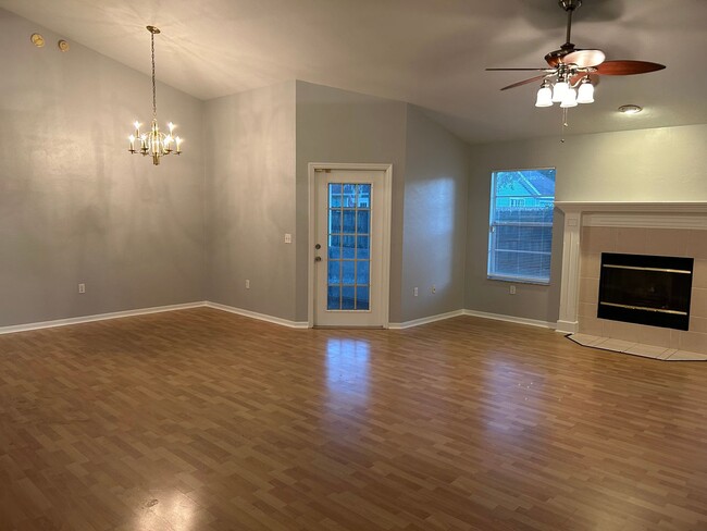 Building Photo - 3/2 House with Fenced Yard & 2-Car Garage ...