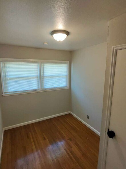 Building Photo - 10421 Renfrew Dr