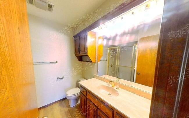 Building Photo - Duplex 2/2 Near shopping and Integris Southwest