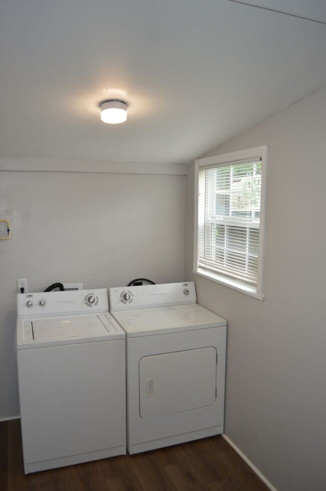 Building Photo - 2 bedroom 1 bath Renovated Patio Home for ...
