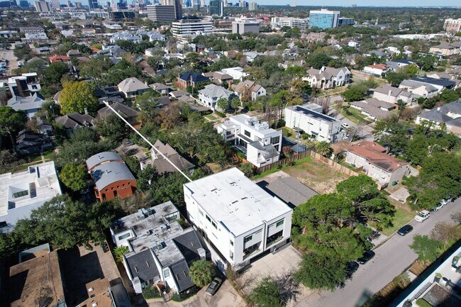 Building Photo - 3302 Lake St