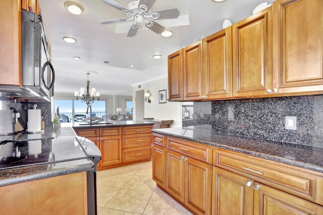 Building Photo - 1021 Hillsboro Mile