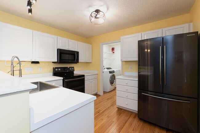 Building Photo - 8 Woodcliff Cir
