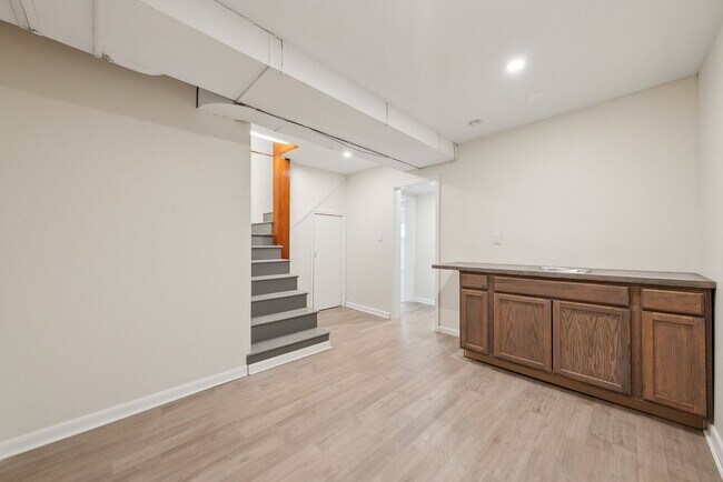 Building Photo - Spacious & Renovated Rental Home on Oversi...