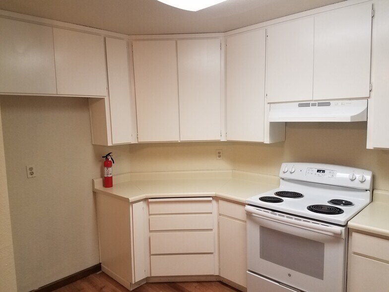 Kitchen, refrigerator alcove - 118 W Beverly Pl