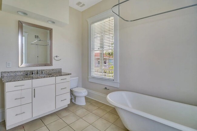 Building Photo - 2 BED | 2 BATH | PRIVATE FRONT AND BACK PORCH | MIDTOWN