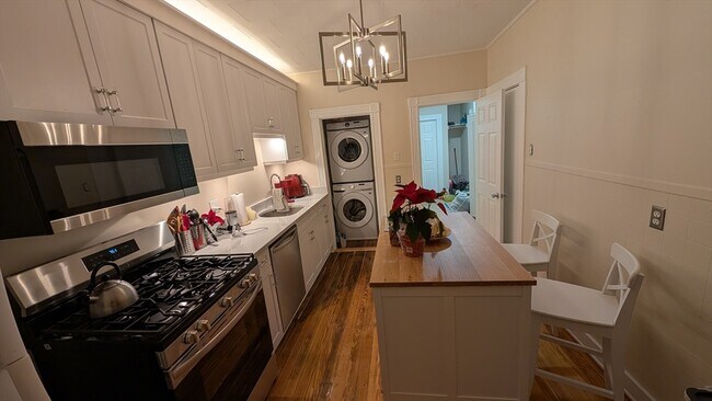 Building Photo - 54 Saxton St