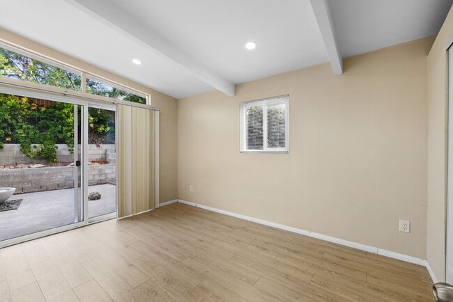 Building Photo - Beautiful 4BD/2BA on Baja!! Great backyard space with turf & fire pit!!