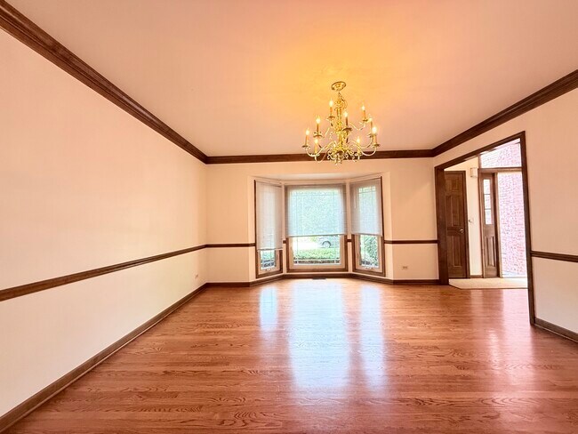 Building Photo - 2318 River Woods Dr